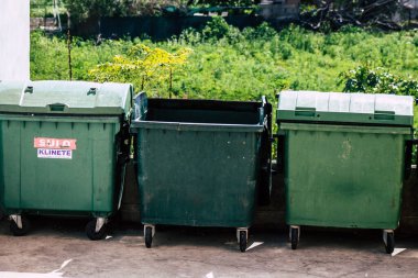 Paphos Kıbrıs 11 Mart 2020 'de öğleden sonra Paphos sokaklarında bir çöp konteynırının kapatılması