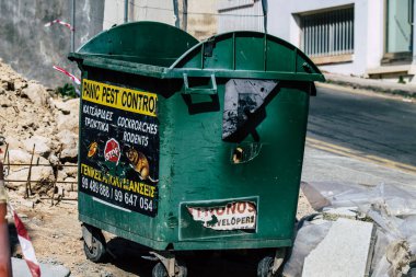 Paphos Kıbrıs 11 Mart 2020 'de öğleden sonra Paphos sokaklarında bir çöp konteynırının kapatılması