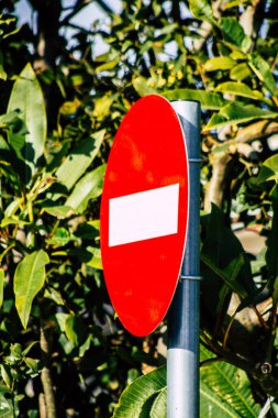 Paphos Kıbrıs Rum Kesimi 11 Mart 2020 'de öğleden sonra Paphos kentinde sokak tabelasının görüntüsü