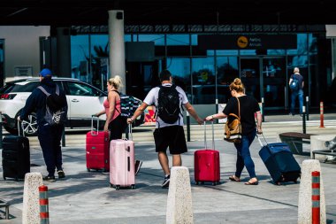 Paphos Kıbrıs Rum Kesimi 11 Mart 2020 'de öğleden sonra Paphos Uluslararası Havalimanı' ndan ayrılan kimliği belirsiz kişilerin görüntüsü
