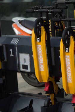 Paphos Kıbrıs Rum Kesimi 11 Mart 2020 Limasol sokaklarında kiralık elektrikli scooter manzarası