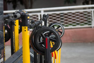 Paphos Kıbrıs Rum Kesimi 11 Mart 2020 Limasol sokaklarında kiralık elektrikli scooter manzarası