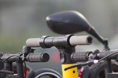 Paphos Kıbrıs Rum Kesimi 11 Mart 2020 Limasol sokaklarında kiralık elektrikli scooter manzarası