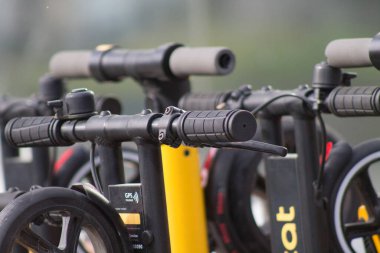 Paphos Kıbrıs Rum Kesimi 11 Mart 2020 Limasol sokaklarında kiralık elektrikli scooter manzarası