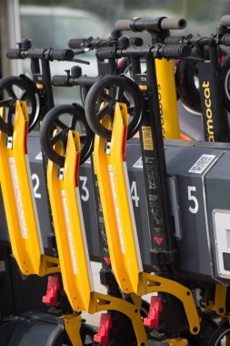 Paphos Kıbrıs Rum Kesimi 11 Mart 2020 Limasol sokaklarında kiralık elektrikli scooter manzarası