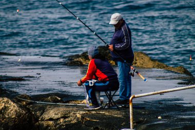 Paphos Kıbrıs Rum Kesimi 11 Mart 2020 Sabahleyin limanda balık tutan kimliği belirsiz kişilerin görüntüsü