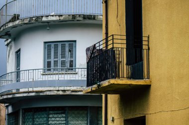 Limasol Kıbrıs Rum Kesimi 12 Mart 2020. Yağmurlu bir günde Limasol sokaklarında bir binanın cephesine bakıyor.