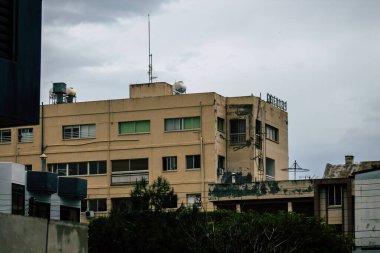 Limasol Kıbrıs Rum Kesimi 12 Mart 2020. Yağmurlu bir günde Limasol sokaklarında bir binanın cephesine bakıyor.