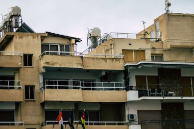 Limasol Kıbrıs Rum Kesimi 12 Mart 2020. Yağmurlu bir günde Limasol sokaklarında bir binanın cephesine bakıyor.