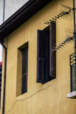 Limasol Kıbrıs Rum Kesimi 12 Mart 2020. Yağmurlu bir günde Limasol sokaklarında bir binanın cephesine bakıyor.