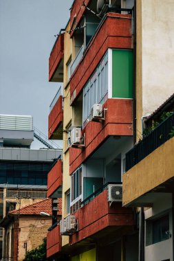 Limasol Kıbrıs Rum Kesimi 12 Mart 2020. Yağmurlu bir günde Limasol sokaklarında bir binanın cephesine bakıyor.