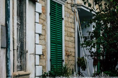 Limasol Kıbrıs Rum Kesimi 12 Mart 2020. Yağmurlu bir günde Limasol sokaklarında bir binanın cephesine bakıyor.