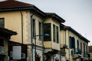 Limasol Kıbrıs Rum Kesimi 12 Mart 2020. Yağmurlu bir günde Limasol sokaklarında bir binanın cephesine bakıyor.