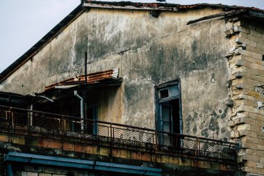 Limasol Kıbrıs Rum Kesimi 12 Mart 2020. Yağmurlu bir günde Limasol sokaklarında bir binanın cephesine bakıyor.