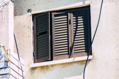 Paphos Kıbrıs Rum Kesimi 11 Mart 2020 Öğleden sonra Paphos sokaklarında bir binanın ön cephesi