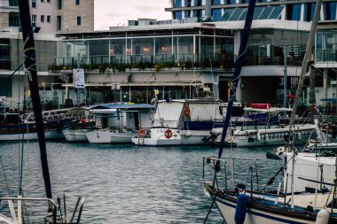 Limasol Kıbrıs Rum Kesimi 12 Mart 2020 Limasol limanında demirlemiş teknelerin görüntüsü yağmurlu bir günde
