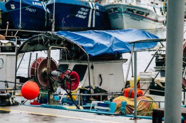 Limasol Kıbrıs Rum Kesimi 12 Mart 2020 Limasol limanında demirlemiş teknelerin görüntüsü yağmurlu bir günde