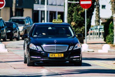 Paphos Kıbrıs Rum Kesimi 11 Mart 2020 'de öğleden sonra Paphos sokaklarında gezen geleneksel Kıbrıs Rum Kesimi taksisinin görüntüsü