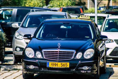 Paphos Kıbrıs Rum Kesimi 11 Mart 2020 'de öğleden sonra Paphos sokaklarında gezen geleneksel Kıbrıs Rum Kesimi taksisinin görüntüsü