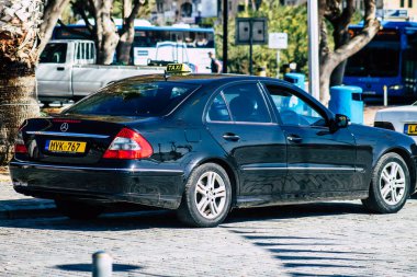 Paphos Kıbrıs Rum Kesimi 11 Mart 2020 'de öğleden sonra Paphos sokaklarında gezen geleneksel Kıbrıs Rum Kesimi taksisinin görüntüsü