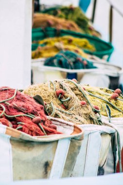 Limasol Kıbrıs 13 Mart 2020 'de öğleden sonra Limasol limanında demirlemiş teknelerin görüntüsü