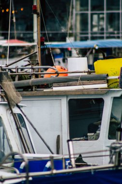 Limasol Kıbrıs 13 Mart 2020 'de öğleden sonra Limasol limanında demirlemiş teknelerin görüntüsü