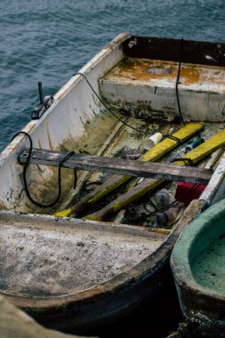 Limasol Kıbrıs 13 Mart 2020 'de öğleden sonra Limasol limanında demirlemiş teknelerin görüntüsü