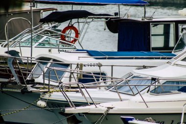 Limasol Kıbrıs 13 Mart 2020 'de öğleden sonra Limasol limanında demirlemiş teknelerin görüntüsü