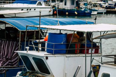 Limasol Kıbrıs 13 Mart 2020 'de öğleden sonra Limasol limanında demirlemiş teknelerin görüntüsü