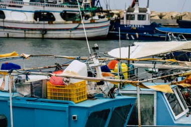 Limasol Kıbrıs 13 Mart 2020 'de öğleden sonra Limasol limanında demirlemiş teknelerin görüntüsü