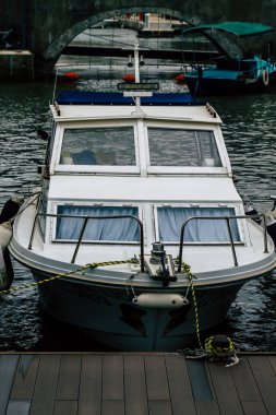 Limasol Kıbrıs 13 Mart 2020 'de öğleden sonra Limasol limanında demirlemiş teknelerin görüntüsü