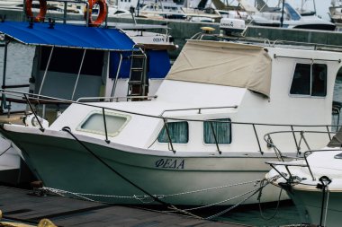 Limasol Kıbrıs 13 Mart 2020 'de öğleden sonra Limasol limanında demirlemiş teknelerin görüntüsü