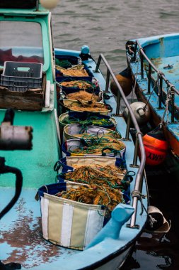 Limasol Kıbrıs 13 Mart 2020 'de öğleden sonra Limasol limanında demirlemiş teknelerin görüntüsü