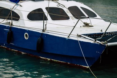 Limasol Kıbrıs 13 Mart 2020 'de öğleden sonra Limasol limanında demirlemiş teknelerin görüntüsü