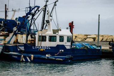 Limasol Kıbrıs 13 Mart 2020 'de öğleden sonra Limasol limanında demirlemiş teknelerin görüntüsü