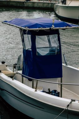 Limasol Kıbrıs 13 Mart 2020 'de öğleden sonra Limasol limanında demirlemiş teknelerin görüntüsü