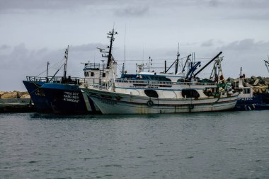 Limasol Kıbrıs 13 Mart 2020 'de öğleden sonra Limasol limanında demirlemiş teknelerin görüntüsü
