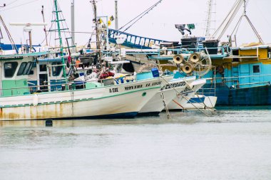 Limasol Kıbrıs 13 Mart 2020 'de öğleden sonra Limasol limanında demirlemiş teknelerin görüntüsü