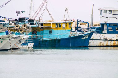 Limasol Kıbrıs 13 Mart 2020 'de öğleden sonra Limasol limanında demirlemiş teknelerin görüntüsü