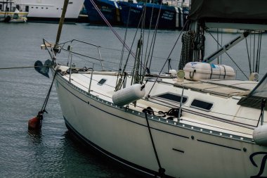 Limasol Kıbrıs 13 Mart 2020 'de öğleden sonra Limasol limanında demirlemiş teknelerin görüntüsü