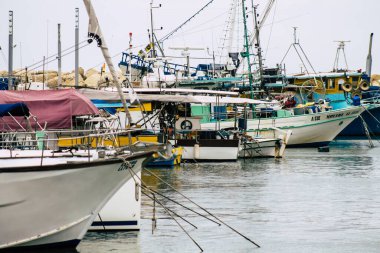 Limasol Kıbrıs 13 Mart 2020 'de öğleden sonra Limasol limanında demirlemiş teknelerin görüntüsü