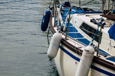 Limasol Kıbrıs 13 Mart 2020 'de öğleden sonra Limasol limanında demirlemiş teknelerin görüntüsü