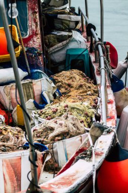 Limasol Kıbrıs 13 Mart 2020 'de öğleden sonra Limasol limanında demirlemiş teknelerin görüntüsü