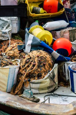 Limasol Kıbrıs 13 Mart 2020 'de öğleden sonra Limasol limanında demirlemiş teknelerin görüntüsü