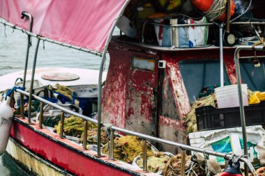 Limasol Kıbrıs 13 Mart 2020 'de öğleden sonra Limasol limanında demirlemiş teknelerin görüntüsü