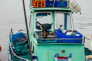Limasol Kıbrıs 13 Mart 2020 'de öğleden sonra Limasol limanında demirlemiş teknelerin görüntüsü
