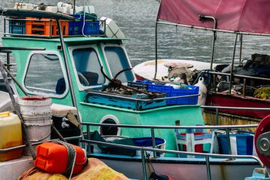 Limasol Kıbrıs 13 Mart 2020 'de öğleden sonra Limasol limanında demirlemiş teknelerin görüntüsü