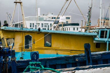 Limasol Kıbrıs 13 Mart 2020 'de öğleden sonra Limasol limanında demirlemiş teknelerin görüntüsü