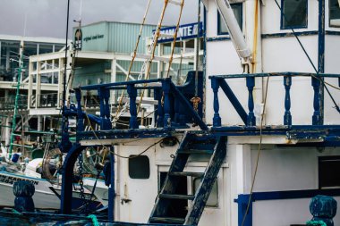 Limasol Kıbrıs 13 Mart 2020 'de öğleden sonra Limasol limanında demirlemiş teknelerin görüntüsü