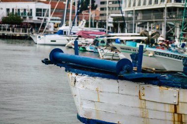 Limasol Kıbrıs 13 Mart 2020 'de öğleden sonra Limasol limanında demirlemiş teknelerin görüntüsü